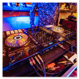 Cabina de DJ con público animado