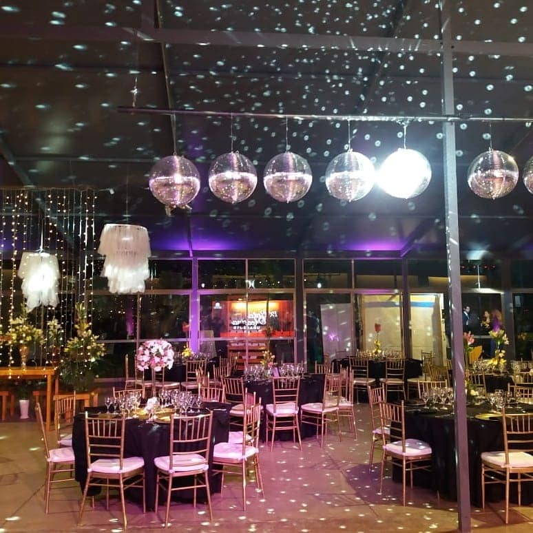 Iluminación arquitectónica y de pista en salón